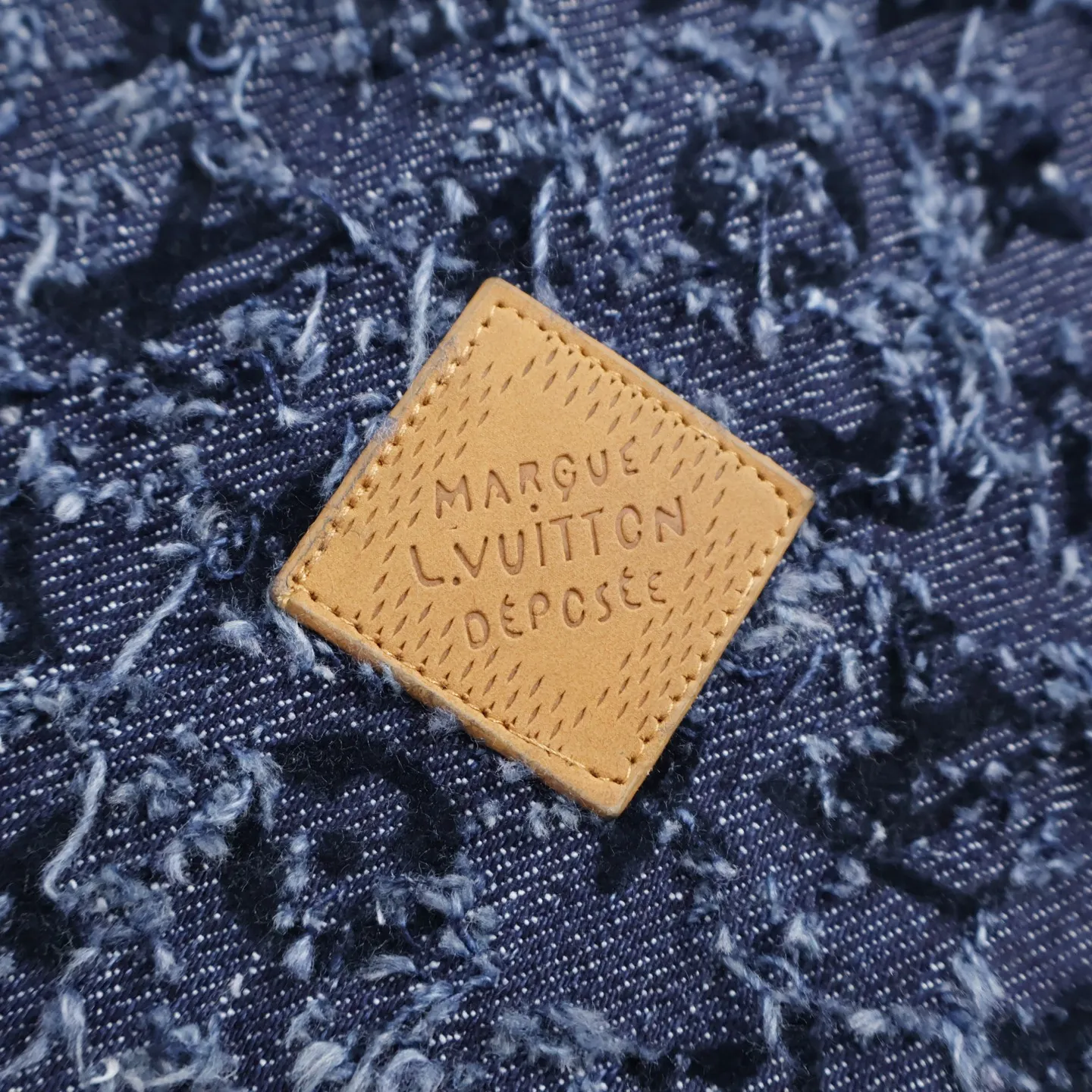 🅿️810 1v 25FW hooded fringed denim jacket. Purchased from ZP for the first time. The vintage siro jacquard sheer fabric is washed and polished with sand and gravel to form an aged texture. The color is too natural. The whole dress does not cut corners. The minimum size is 3 pounds. Heavy jacquard fringe craftsmanship creates the ultimate artistic sense. You can see how complex the craftsmanship of this dress is when you look at the actual thing. The leather tag on the hem has an iron mold pattern in the same color, and it is made of genuine first-layer cowhide suede, which distinguishes it from the vague versions on the market. The lacquered copper bright lettering is clear and delicate, environmentally friendly, fixed and spray-dyed. The sewing tube inside the clothes is hemmed with threads. The workmanship is fine and perfectly restored. It beats all versions on the market instantly. Size:46-48-50-52